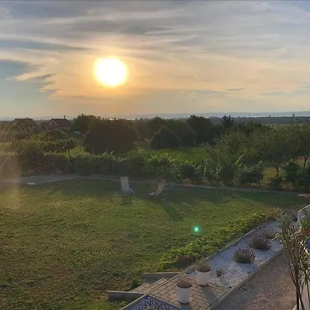 Málna Mondta! Apartman Balatoni Panorámával Apartman *