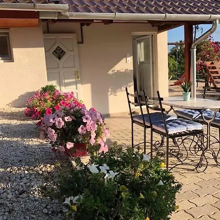 Málna Mondta! Apartman Balatoni Panorámával